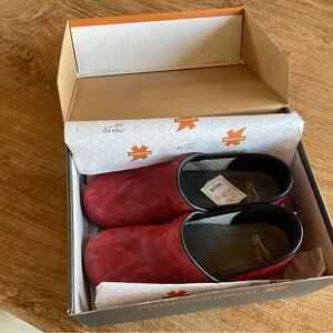 DANSKO Deep Red Clogs - Sz 40 - New